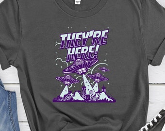 Camiseta con tema de OVNI con "they're here" Camiseta de invasión extraterrestre con OVNI Camiseta de presencia alienígena con gráfico de platillos voladores