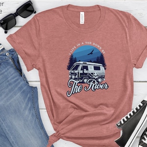 Van life t-shirt nere vid floden Living in a van-skjorta Van life river t-shirt Nomad life t-shirt Flod van dwelling Van-skjorta Vanlife-skjorta bild 6