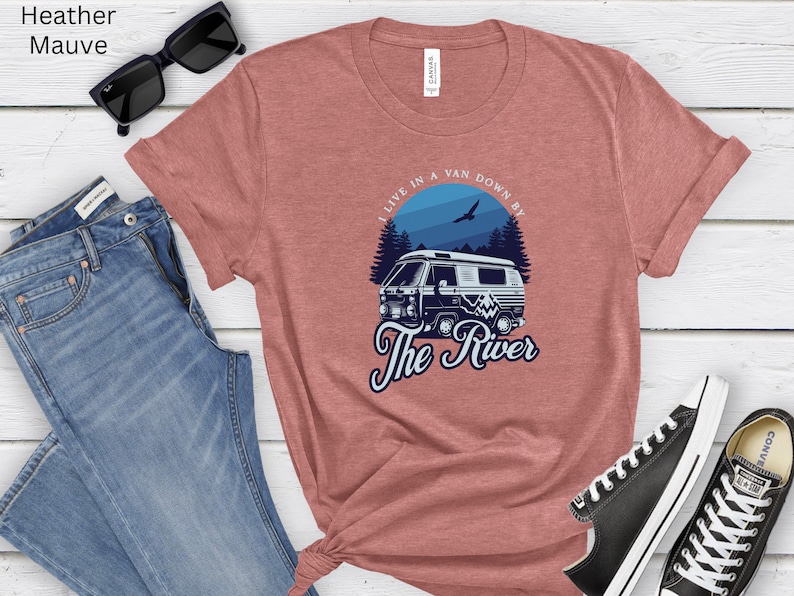 Van life t-shirt nere vid floden Living in a van-skjorta Van life river t-shirt Nomad life t-shirt Flod van dwelling Van-skjorta Vanlife-skjorta bild 6
