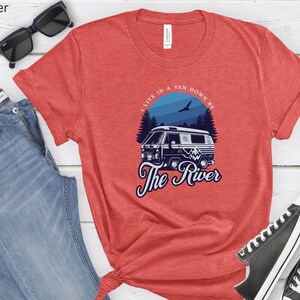 Van life t-shirt nere vid floden Living in a van-skjorta Van life river t-shirt Nomad life t-shirt Flod van dwelling Van-skjorta Vanlife-skjorta bild 5