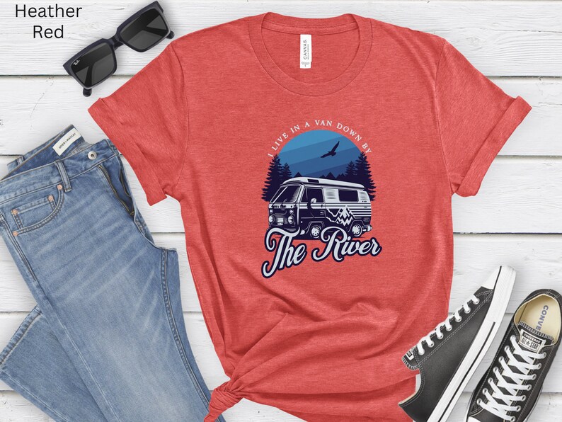 Van life t-shirt nere vid floden Living in a van-skjorta Van life river t-shirt Nomad life t-shirt Flod van dwelling Van-skjorta Vanlife-skjorta bild 5