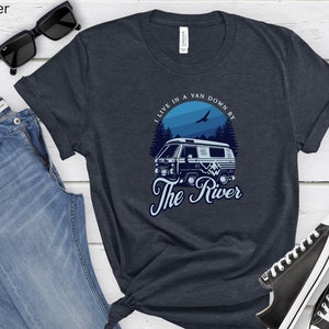 Van life t-shirt nere vid floden Living in a van-skjorta Van life river t-shirt Nomad life t-shirt Flod van dwelling Van-skjorta Vanlife-skjorta bild 4