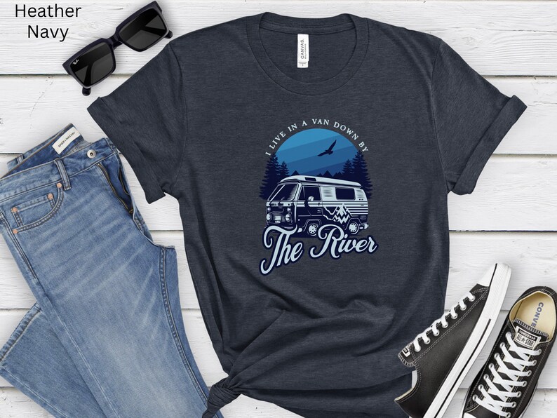 Van life t-shirt nere vid floden Living in a van-skjorta Van life river t-shirt Nomad life t-shirt Flod van dwelling Van-skjorta Vanlife-skjorta bild 4