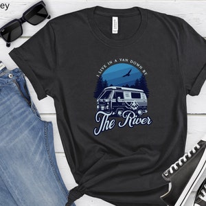 Van life t-shirt nere vid floden Living in a van-skjorta Van life river t-shirt Nomad life t-shirt Flod van dwelling Van-skjorta Vanlife-skjorta bild 3