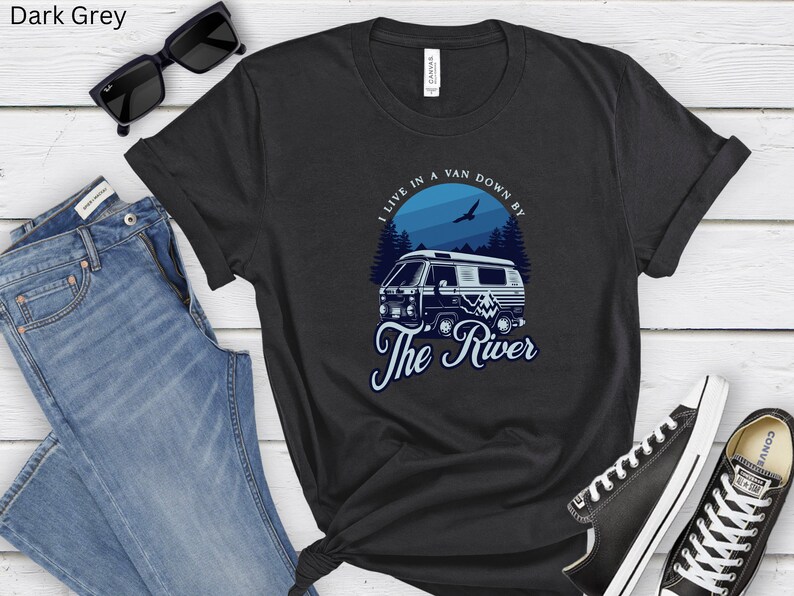 Van life t-shirt nere vid floden Living in a van-skjorta Van life river t-shirt Nomad life t-shirt Flod van dwelling Van-skjorta Vanlife-skjorta bild 3