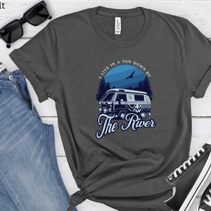 Van life t-shirt nere vid floden Living in a van-skjorta Van life river t-shirt Nomad life t-shirt Flod van dwelling Van-skjorta Vanlife-skjorta bild 2