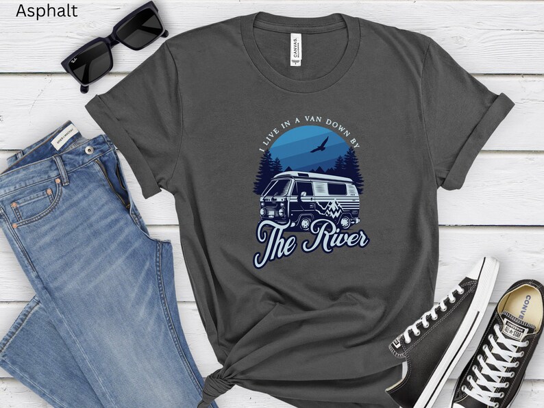 Van life t-shirt nere vid floden Living in a van-skjorta Van life river t-shirt Nomad life t-shirt Flod van dwelling Van-skjorta Vanlife-skjorta bild 2