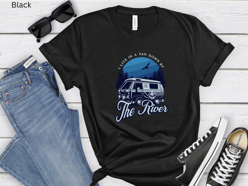 Van life t-shirt nere vid floden Living in a van-skjorta Van life river t-shirt Nomad life t-shirt Flod van dwelling Van-skjorta Vanlife-skjorta bild 1