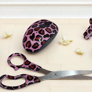Pink leopard print desk set.