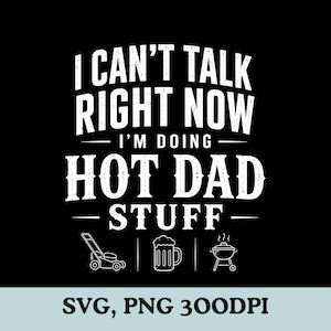 Può includere: Design grafico nero con testo bianco: "I CAN'T TALK RIGHT NOW I'M DOING HOT DAD STUFF". Sotto, tre illustrazioni: un tosaerba, un boccale di birra e un barbecue.