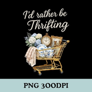 Könnte beinhalten: Ein goldener Einkaufswagen gefüllt mit Vintage-Artikeln, darunter eine Uhr, ein Bilderrahmen, blau-weißes Porzellan und Blumen, vor schwarzem Hintergrund. Der Text "I'd rather be Thrifting" ist in weißer Schrift geschrieben.