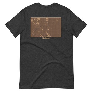 Puede incluir: Una camiseta gris oscuro jaspeada con un mapa de estilo vintage de Montour, Pensilvania, impreso en la espalda. El mapa está en tonos marrones y beige.
