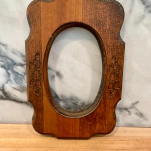 Vintage 1980s Wooden Oval 5x7” Frame