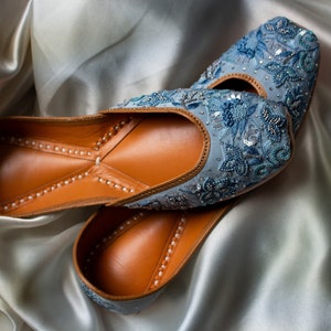 Punjabi jutti,Handmade leather jutti,Embroidered jutti for ladies, luxury bridal jutti,Mojaris/khussa, indian wear,Handcrafted punjabi jutti