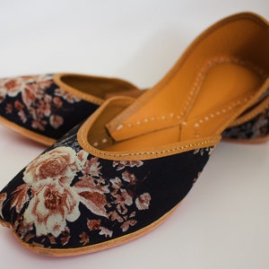 Punjabi jutti,Handmade leather jutti,Embroidered jutti for ladies, luxury bridal jutti,Mojaris/khussa, indian wear,Handcrafted punjabi jutti