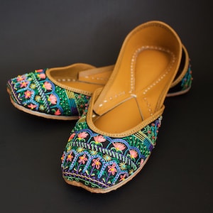 Punjabi jutti,Handmade leather jutti,Embroidered jutti for ladies, luxury bridal jutti,Mojaris/khussa, indian wear,Handcrafted punjabi jutti