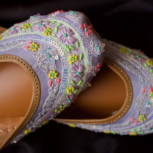 Punjabi jutti,Handmade leather jutti,Embroidered jutti for ladies, luxury bridal jutti,Mojaris/khussa, indian wear,Handcrafted punjabi jutti