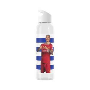 Op de afbeelding: Een doorzichtige waterfles met een witte dop en blauw-witte strepen. De fles heeft een speler in een rood shirt die met zijn handen een hart vormt. De fles is ontworpen voor sport en fitness en is ongeveer 25 cm hoog.