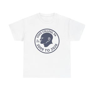 Può includere: T-shirt bianca con grafica circolare blu navy. La grafica presenta il profilo di una testa, il testo "STATE COLLEGE, PA" e gli anni "2009 TO 2026". È inclusa anche la frase "IN CAEL WE TRUST".