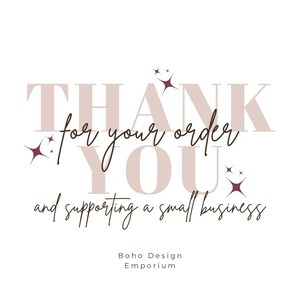 Puede incluir: Gracias por tu pedido y por apoyar a una peque&ntilde;a empresa. El texto est&aacute; en un esquema de color rosa y marr&oacute;n con algunas peque&ntilde;as estrellas de color morado.