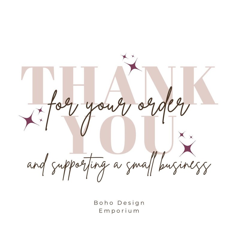 Puede incluir: Gracias por tu pedido y por apoyar a una peque&ntilde;a empresa. El texto est&aacute; en un esquema de color rosa y marr&oacute;n con algunas peque&ntilde;as estrellas de color morado.