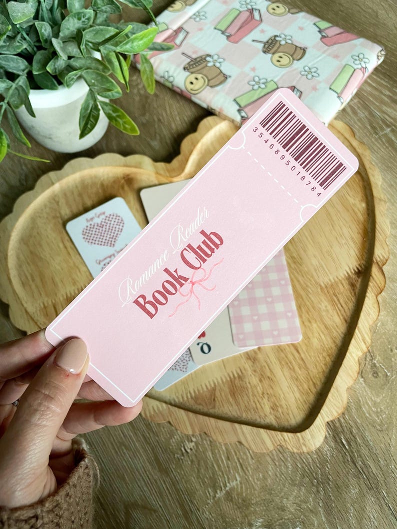 Peut inclure: Signet de lecture rose avec le texte "Romance Reader Book Club" en police rose et blanche. Le signet a un ruban rose nou&eacute; en un n&oelig;ud. Le signet a un code-barres au dos.