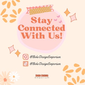 Puede incluir: Un gr&aacute;fico rosa y naranja con el texto "Stay Connected With Us!" y los identificadores de redes sociales para Boho Design Emporium en Instagram y TikTok. El gr&aacute;fico est&aacute; rodeado de formas de flores amarillas y naranjas.