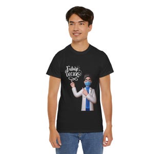 Maglietta &quot;Futuro Dottore&quot; - Divertente regalo per studenti di medicina, Maglietta con costume da dottore, Abbigliamento per laurea in ambito sanitario, Ispiratrice, Maglietta da dottore, Regalo medico
