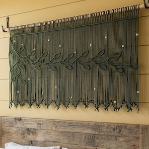 Tapiz de pared extra ancho de macramé verde oscuro, tapiz rústico bohemio, decoración de estilo granja para colgar en la pared superior.