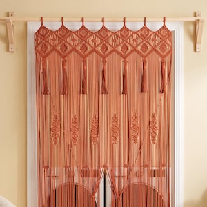 Tenda per porta in macramè color terracotta, nappe geometriche a forma di diamante, copertura per passaggio ad arco in stile boho.