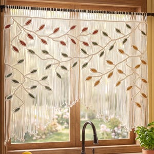 Cortina de macramê tricolor para janela, estilo boho em tons de terracota, oliva e mostarda, arte em fibra rústica.