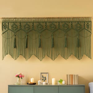 Cortina de macramê feita à mão, tapeçaria de parede boho verde-oliva, decoração tradicional para casa de família.