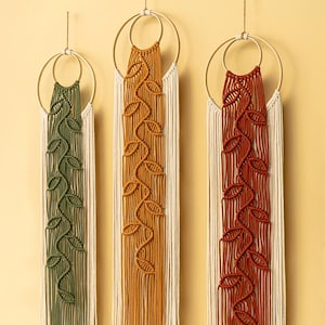 Tapiz de pared moderno de macramé con diseño de hojas y enredaderas, arte textil bohemio con aro de madera.