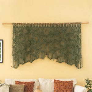 オリーブグリーンのマクラメ壁掛け、3Dリーフボタニカルタペストリー、モダンオーガニックデコレーション