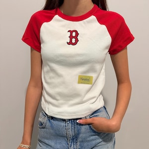 Röda strumpor Boston Cropped Tee Logo Crop Top Boston Shirt Dam Baseball Baby Tee Sox Fan Present Boston Apparel