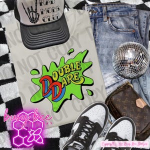 以下が含まれることがあります： 「Double Dare」と書かれた緑、黄、赤、青のグラフィックが施されたクリーム色のTシャツ。 「Rad Moms Club」の文字が入った白黒のトラッカーハットと、白黒のチェッカー柄も確認できます。