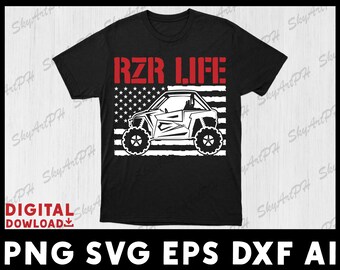 Może przedstawiać: Czarna koszulka z czerwonym napisem "RZR LIFE" nad białym graficznym przedstawieniem pojazdu terenowego i wzorem amerykańskiej flagi. Widoczne są również słowa "DIGITAL DOWNLOAD".