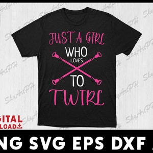 Può includere: Maglietta nera con testo rosa che recita "Just a girl who loves to twirl" e una grafica rosa di due bastoni da twirling incrociati.