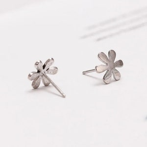 Stud earring , women earring , Gift for her , Gift for mum , Minimalist earring , Tiny earring , Silver earring ,Daisy earring , Handmade ,