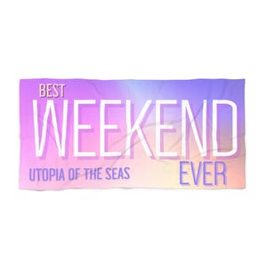 Puede incluir: Una toalla de playa rectangular con un fondo degradado de color rosa, morado y amarillo. El texto "BEST WEEKEND EVER" está impreso en letras blancas grandes, con "UTOPIA OF THE SEAS" debajo. La toalla está diseñada para el ocio y la relajación.