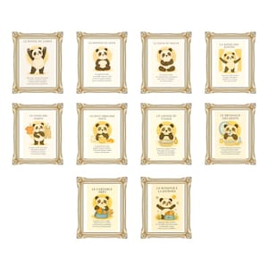 Op de afbeelding: Een reeks ingelijste prenten met panda-berenillustraties en Franse tekst. De prenten hebben sierlijke gouden lijsten. De panda wordt getoond in verschillende dagelijkse routines, waaronder wakker worden, eten en je klaarmaken.