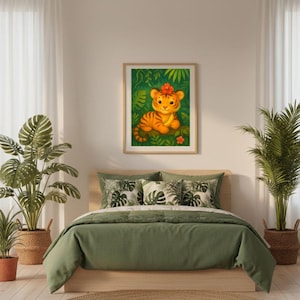 Puede incluir: Un cuadro enmarcado de un cachorro de tigre de dibujos animados con rayas naranjas y negras, con una flor roja, sobre un fondo de selva verde. El cuadro cuelga sobre una cama con ropa de cama verde y cojines decorativos.