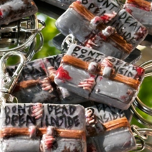 The Walking Dead sezon 1 odcinek 1 Nie otwieraj breloków z napisem „Dead Inside Door”