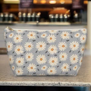 Light Grey Daisy Accessory Pouch w T-bottom, Makeup Bag, Pencil Pouch, Snacks, Travel, Accessory, Toiletries, Art pencils, Paint brushes