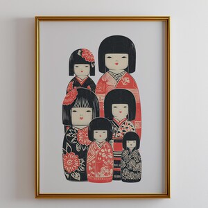 Puede incluir: Una impresi&oacute;n enmarcada con seis mu&ntilde;ecas Kokeshi japonesas. Las mu&ntilde;ecas tienen cabello negro y visten kimonos coloridos en rojo, negro y blanco con estampados florales. La impresi&oacute;n est&aacute; en un marco dorado.