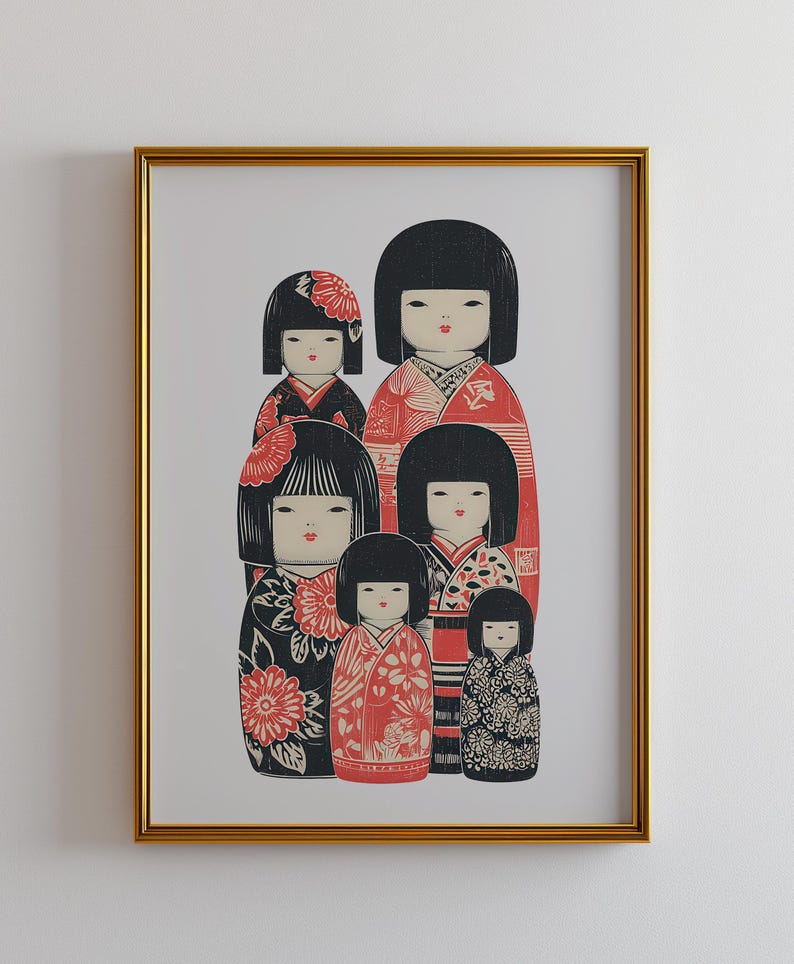 Puede incluir: Una impresi&oacute;n enmarcada con seis mu&ntilde;ecas Kokeshi japonesas. Las mu&ntilde;ecas tienen cabello negro y visten kimonos coloridos en rojo, negro y blanco con estampados florales. La impresi&oacute;n est&aacute; en un marco dorado.
