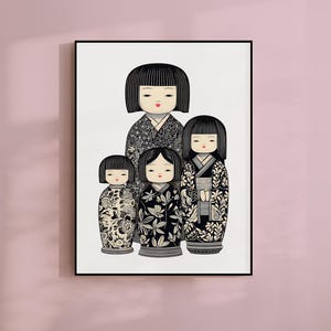 Puede incluir: Una impresi&oacute;n art&iacute;stica enmarcada con cuatro mu&ntilde;ecas Kokeshi japonesas estilizadas. Las mu&ntilde;ecas tienen cabello negro, mejillas rosadas y visten kimonos estampados en blanco y negro. La mu&ntilde;eca m&aacute;s grande est&aacute; en la parte superior, con tres mu&ntilde;ecas m&aacute;s peque&ntilde;as debajo.