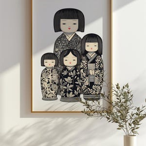 Puede incluir: Una impresi&oacute;n enmarcada con cuatro mu&ntilde;ecas Kokeshi japonesas estilizadas. Las mu&ntilde;ecas tienen cabello negro, labios rojos y visten kimonos estampados en blanco y negro. La obra de arte est&aacute; sobre un fondo blanco y enmarcada en dorado.