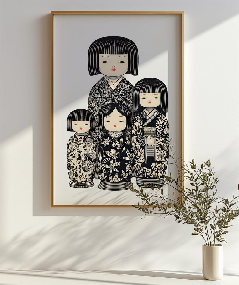 Puede incluir: Una impresi&oacute;n enmarcada con cuatro mu&ntilde;ecas Kokeshi japonesas estilizadas. Las mu&ntilde;ecas tienen cabello negro, labios rojos y visten kimonos estampados en blanco y negro. La obra de arte est&aacute; sobre un fondo blanco y enmarcada en dorado.