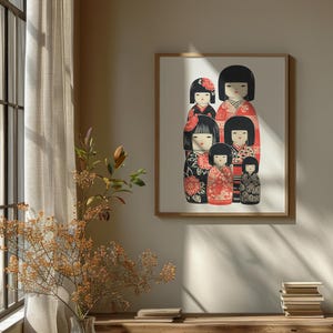 Puede incluir: Una impresi&oacute;n enmarcada que presenta un grupo de mu&ntilde;ecas Kokeshi japonesas estilizadas. Las mu&ntilde;ecas tienen cabello negro y visten kimonos estampados en rojo, negro y blanco. La obra de arte se exhibe en una pared sobre una estanter&iacute;a de madera con libros y un jarr&oacute;n con flores secas.
